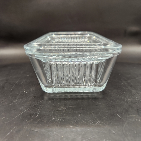 Ribbed 6"x3" Covered Clear Glass Refrigerator Dish - Picture 3 of 12